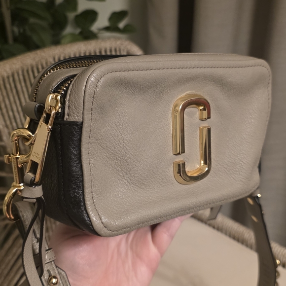 Marc Jacobs Softshot Taupe Black & Gold - Picture 2 of 11